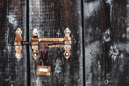木门上的旧风化生锈锁图片