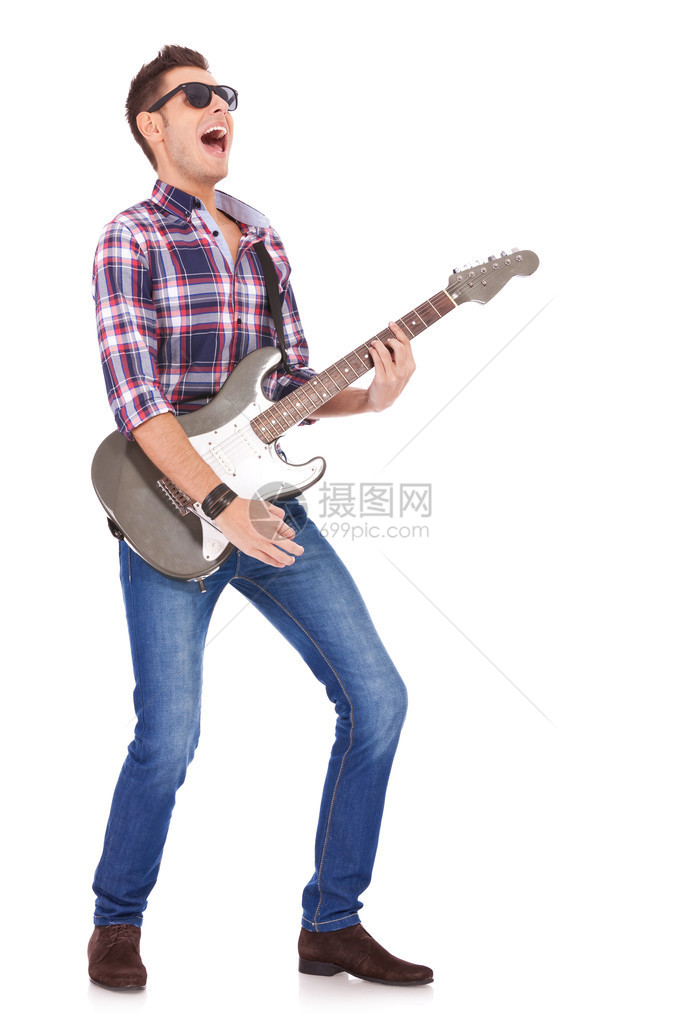 吉他手弹他的电吉他在白图片