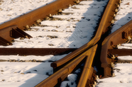 雪中生锈的铁轨图片