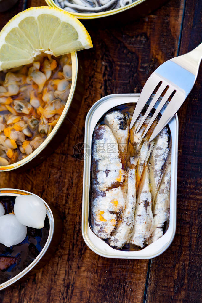 用叉子吃沙丁鱼的各种罐头海鲜图片