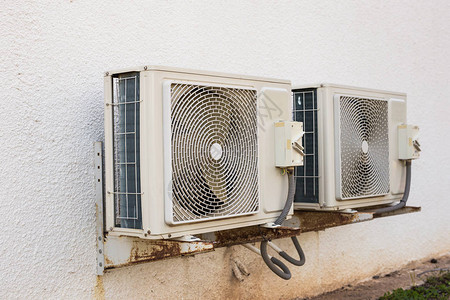 空调压缩机安装在建筑物上图片