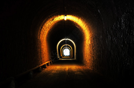 隧道尽头被灯光照亮图片