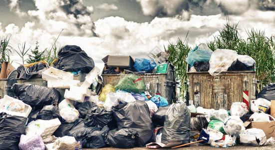 道路附近的大垃圾堆处理恶化和污染概背景图片