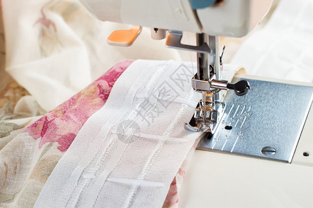 缝纫过程在缝纫机图片