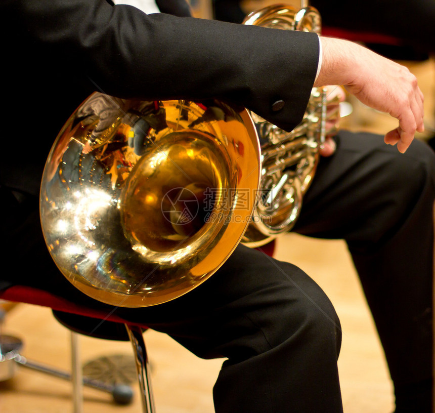 音乐厅里的圆号管乐器法国号喇叭古典音乐会图片