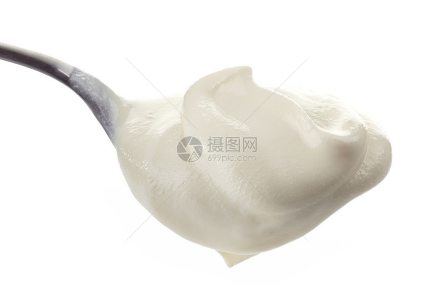 白色背景中勺子里的酸奶油图片