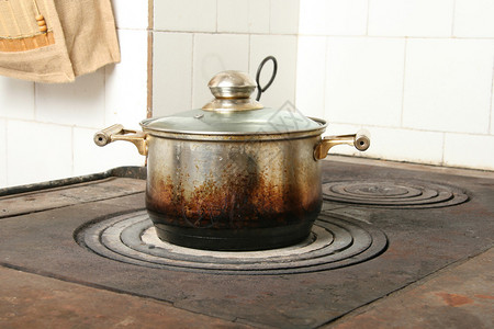 旧厨房炉灶上的烹饪锅图片