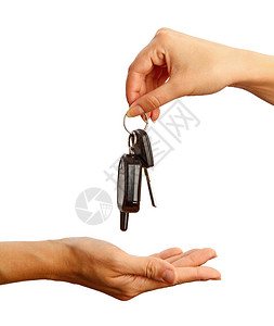 女手拿着车钥匙把它交给另一个人在白图片