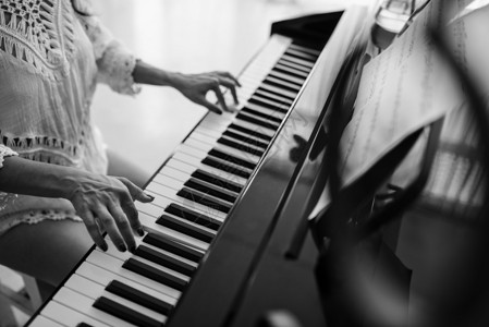 女钢琴演奏家的黑色和白色形象音图片