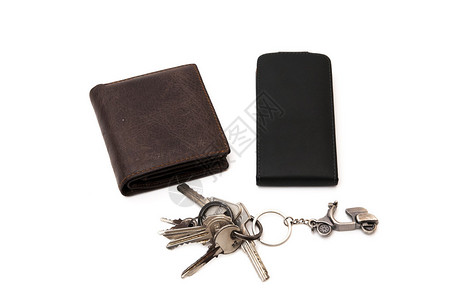 白色背景上的钥匙钱包和手机壳背景图片