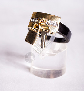 珠宝带锁和钥匙的戒指图片