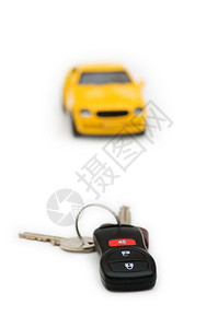 车钥匙和车身背景的汽车在图片