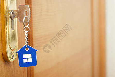 房子的象征把钥匙插在钥匙孔里图片