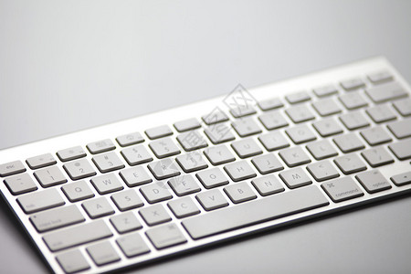白色和银色Apple键盘图片