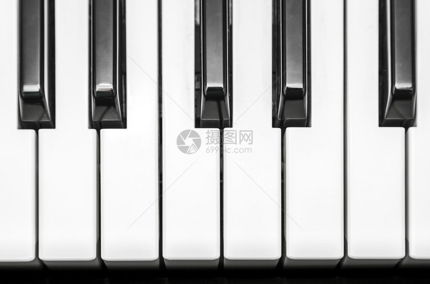 音乐键盘上的黑白键图片