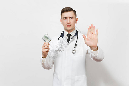 身穿医疗制服的男医生用手掌展示停止手势图片
