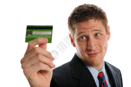 持有白种背景孤立信用卡的青年商行人士图片
