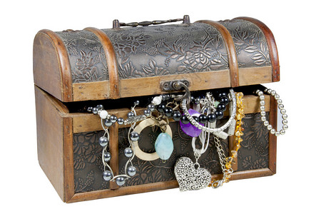 装满珠宝的孤立的木制小木藏箱充图片
