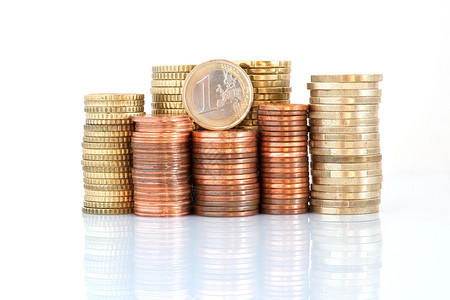 欧元硬币与一欧元五十二十五二和一美分硬币堆积在一起图片