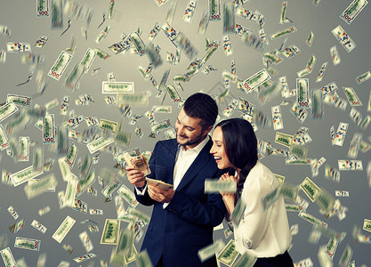 幸福快乐的一对兴奋的情侣钱图片