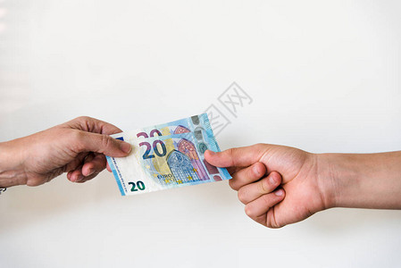 女人的手把欧元的钱给一个白人青年男子图片