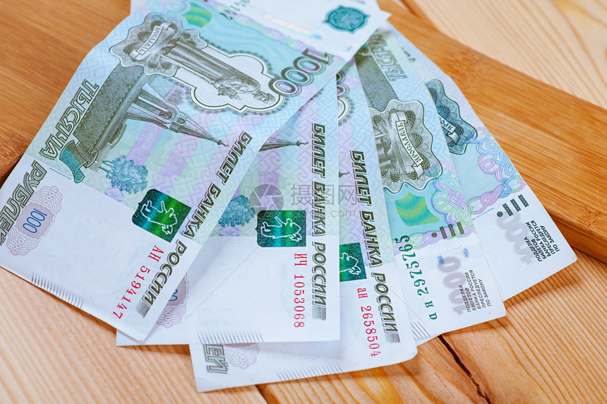 五千卢布钞票在木桌上图片