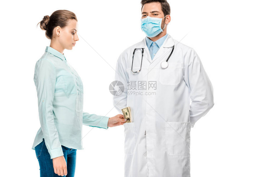 女病人将贿赂放入年轻男医生口袋的一面观点图片