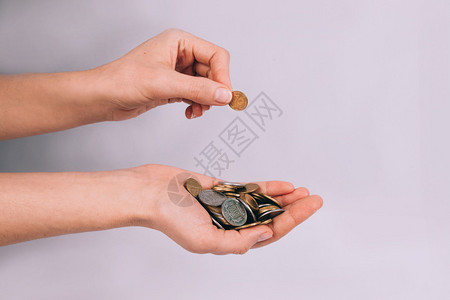 女手握金银硬币在白图片
