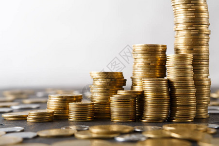 桌上金质硬币白色背景复制空间的柱子越来多金融成功加密货币开采利背景图片