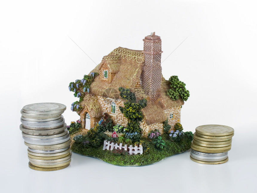 有钱币的小房子人物孤立在白纸上买房银行信用的好概念图片