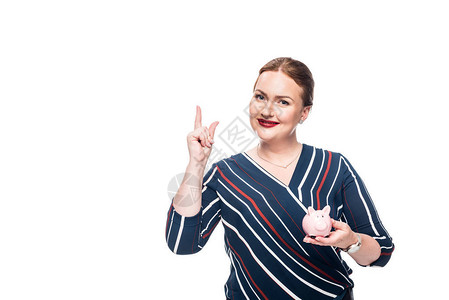 带着粉红小猪银行的微笑女商人在白色背景上孤立图片