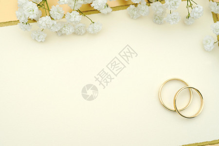 带金戒指和文字空间的婚礼请柬背景图片