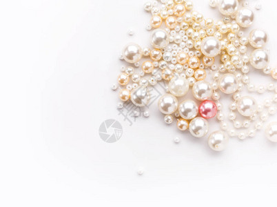 白色背景上彩色珍珠的皮箱背景图片