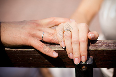 有结婚戒指的男和女手图片