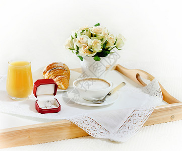 订婚戒指配有早餐和一束玫瑰花图片