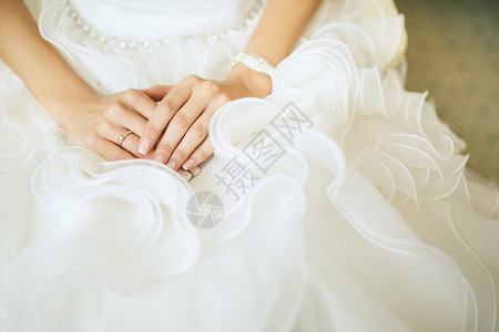新娘手上白色礼服图片