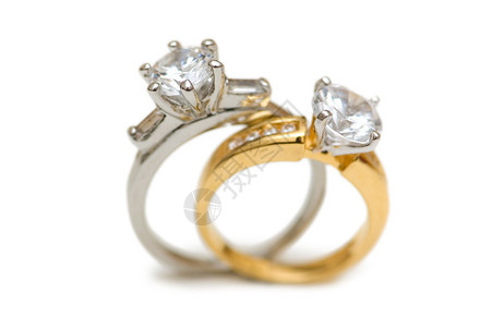 两个结婚钻石戒指在图片