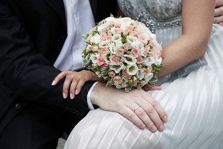 新郎和新娘的手有结婚戒指的图片