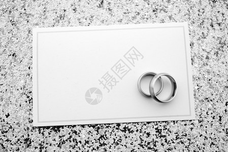 带金戒指和文字空间的婚礼请柬背景图片