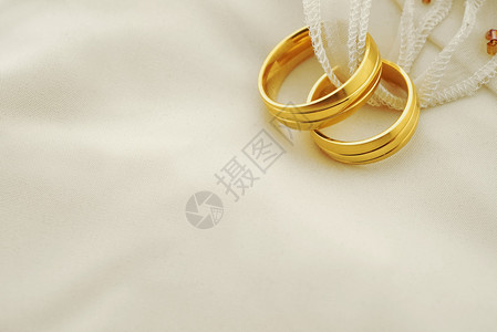 带金戒指和文字空间的婚礼请柬图片