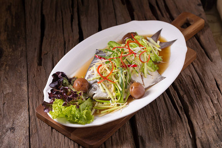 传统美食白鲳蒸鱼高清图片