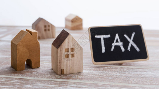地产税概念与在木制桌上有税务标背景
