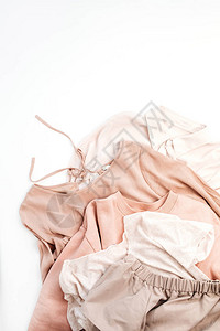 女粉色衣服毛衣裙子白底衬衫平躺着最起图片