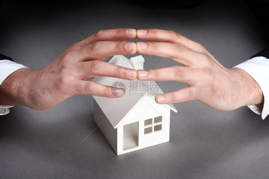 手和房屋模型不动产或保险图片