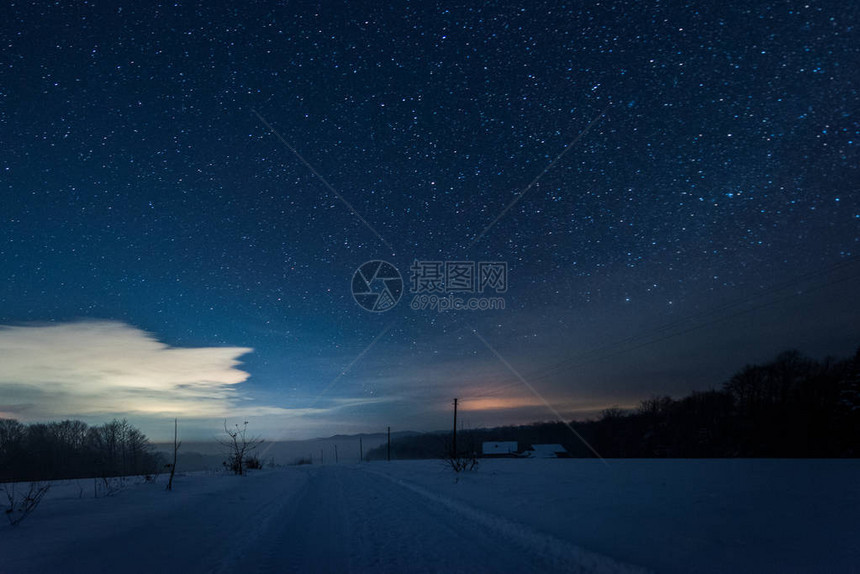 夜晚黑夜的寒冬在喀尔巴阡山上闪耀星亮的黑图片