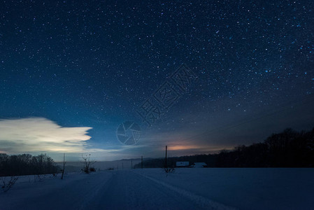 夜晚黑夜的寒冬在喀尔巴阡山上闪耀星亮的黑图片