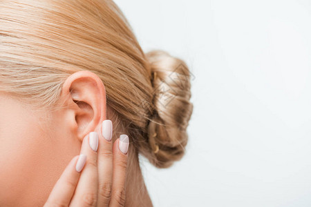 金发女人触摸被白色隔离的耳朵的剪影图片