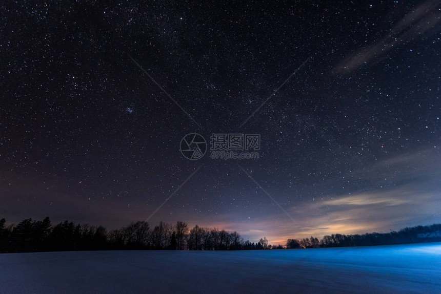夜里冬季的喀尔巴阡山上充满闪亮星图片