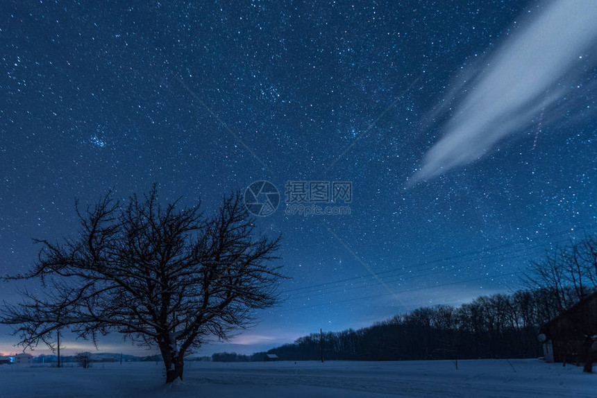 夜晚的寒冬在喀尔巴阡山中的恒星阴图片
