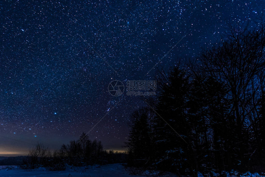 夜晚的寒冬夜里在喀尔巴阡山中的明星阴图片